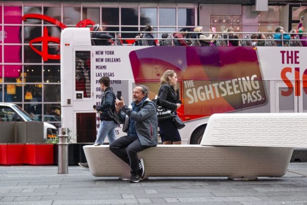 طراحی نیمکت با هدف محفاظت از عابرین پیاده در مقابل حملات تروریستی