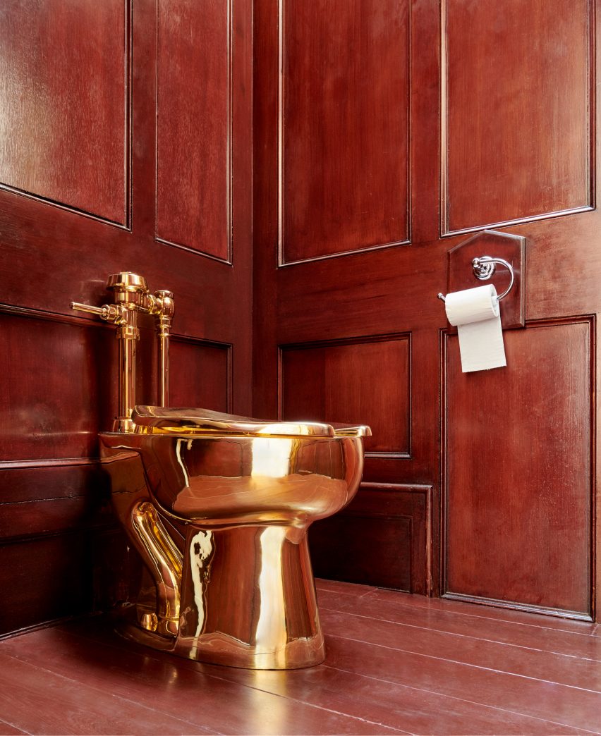 یک اثر هنری که توالتی فرنگی از جنس طلا می‌باشد، در یک نمایشگاه انفرادی واقع در کاخ بلنهایم ربوده شده است.